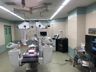 Multi-DOF surgical robot in the operating room